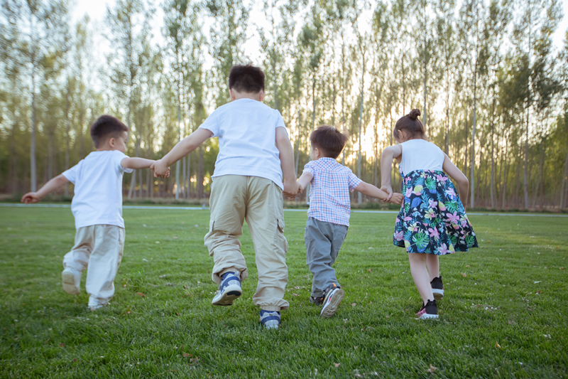 1603240967856290h5fW.jpg 千库网_草地上手拉手奔驰的孩子们_摄影图编号115237.jpg